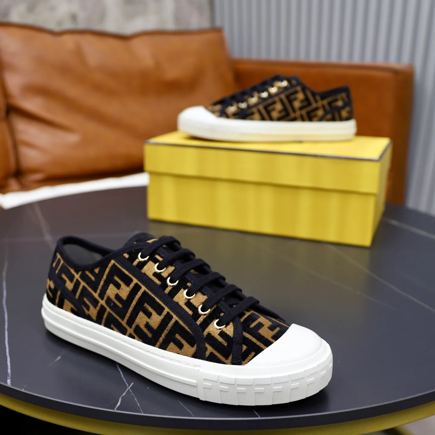 Factory price: 480 original order (couple model) Brand: FENDI Fendi 🙅‍♂️🙅‍♂️🙅‍♂️ Size: Female 35–40, Male 39-44 (45 can be customized) Grade: Official website genuine Material: Imported original LoGO fabric upper Original comfortable lining TPU wear-resistant lightweight outsole Style category: Loafers New trendy shoes Color: actual picture color